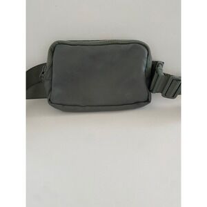 GapFit Belt Bag Olive Green Adjustable‎ Strap Zipper Closure Women's Casual